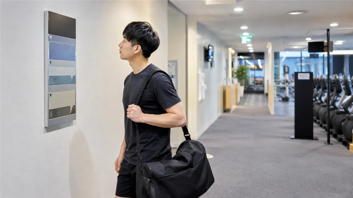 施設内の案内表示を確認している男性