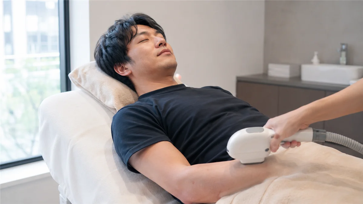 脱毛施術中に冷却ケアを受ける男性
