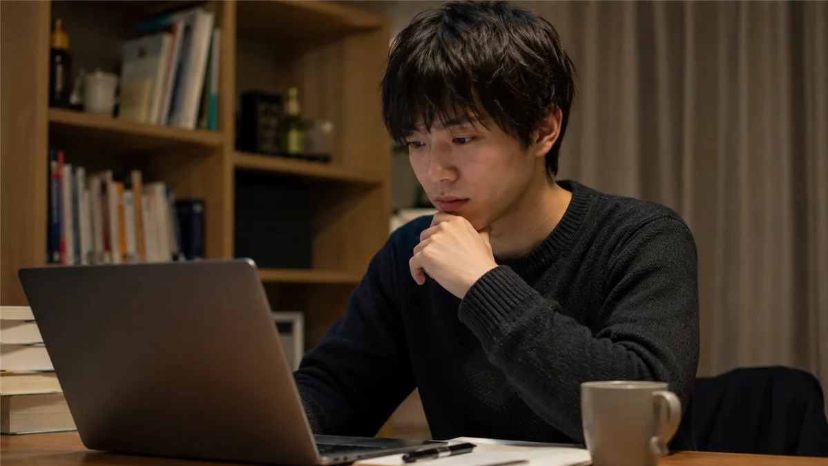 脱毛について調べている学生の男性