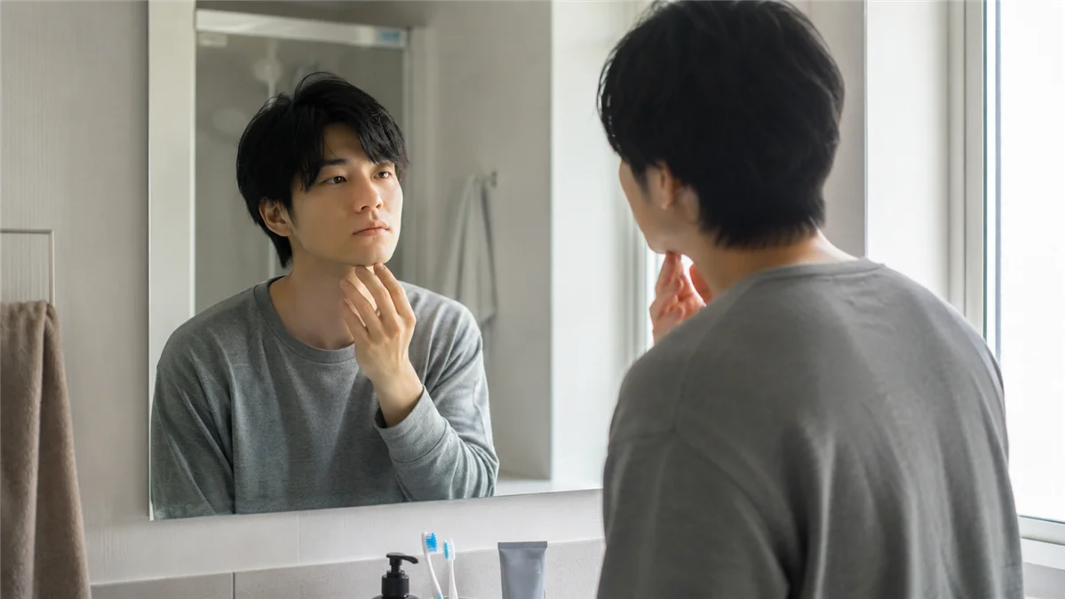 ヒゲ周りをクローズアップした男性の顔